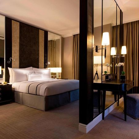The Ritz-Carlton, Kuala Lumpur Hotell Exteriör bild A bedroom at The Hari