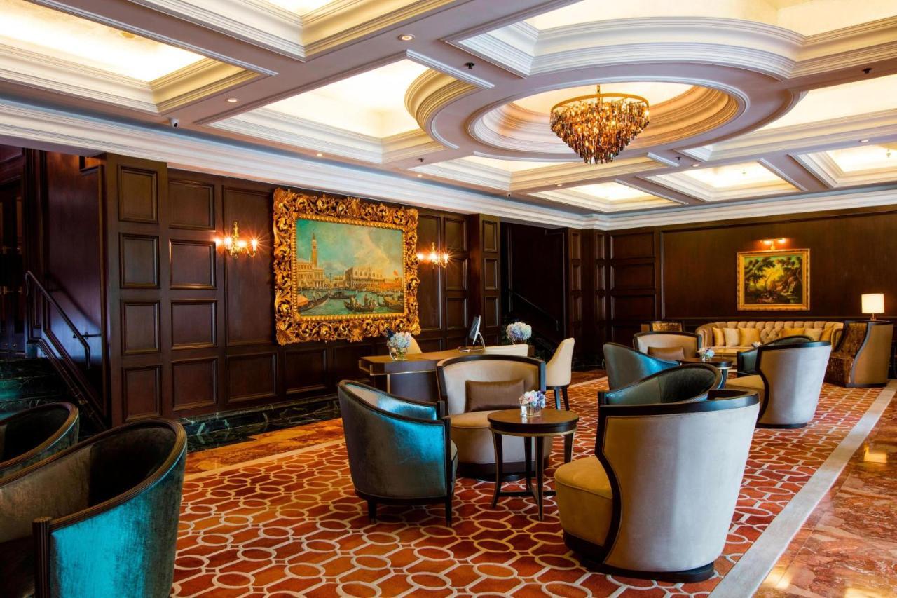 The Ritz-Carlton, Kuala Lumpur Hotell Exteriör bild The lobby of the hotel
