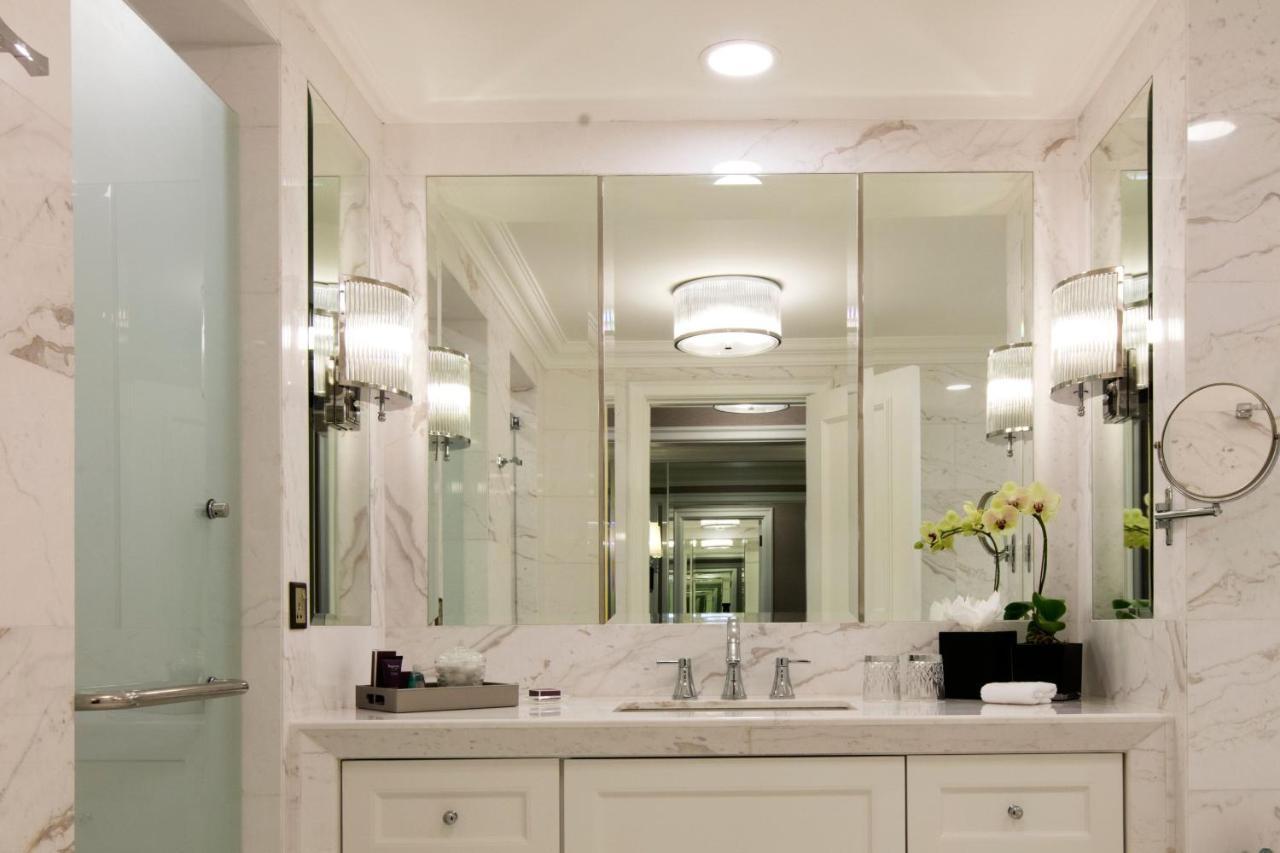 The Ritz-Carlton, Kuala Lumpur Hotell Exteriör bild Bathroom vanity