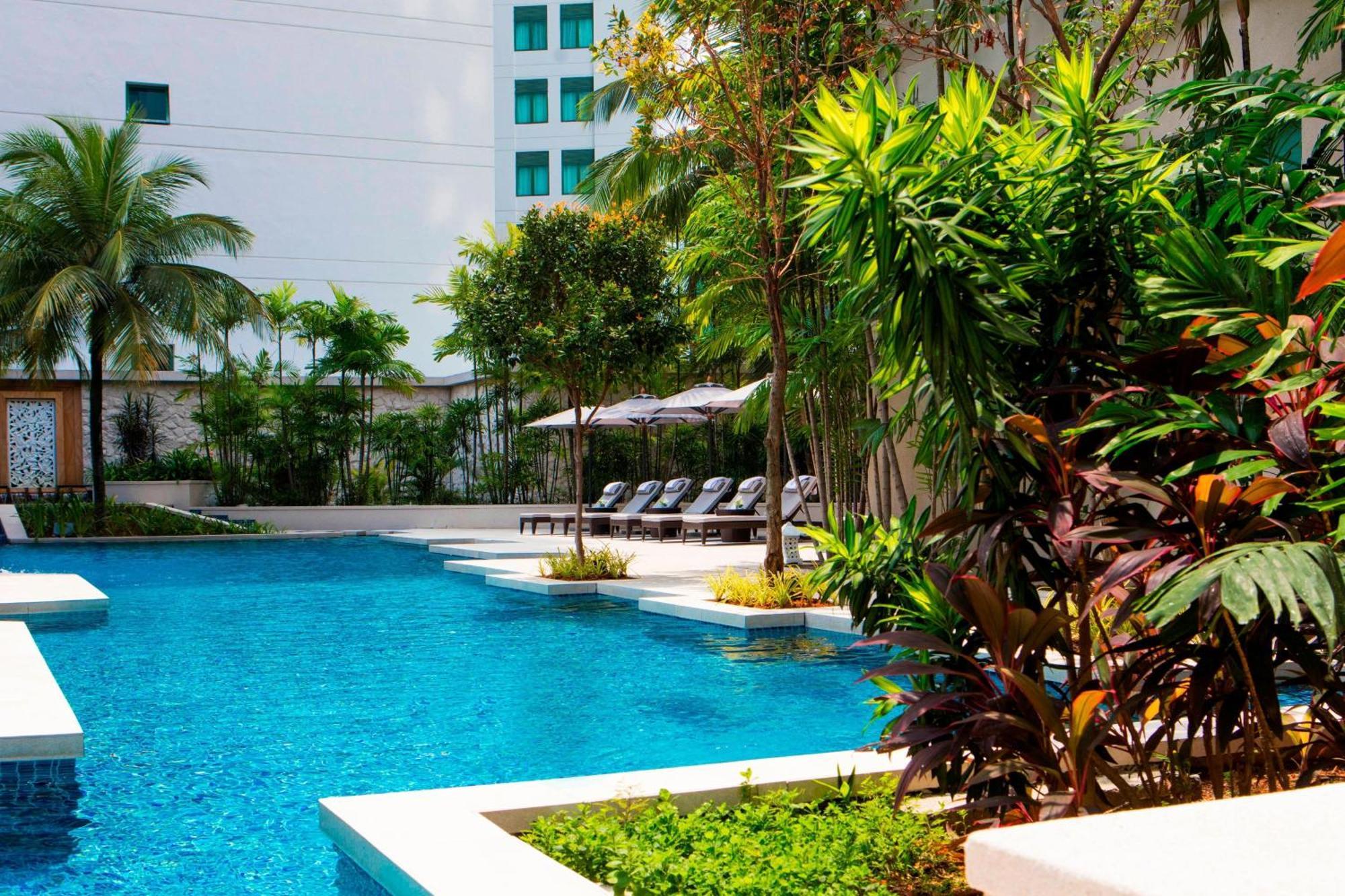 The Ritz-Carlton, Kuala Lumpur Hotell Exteriör bild The pool at the hotel