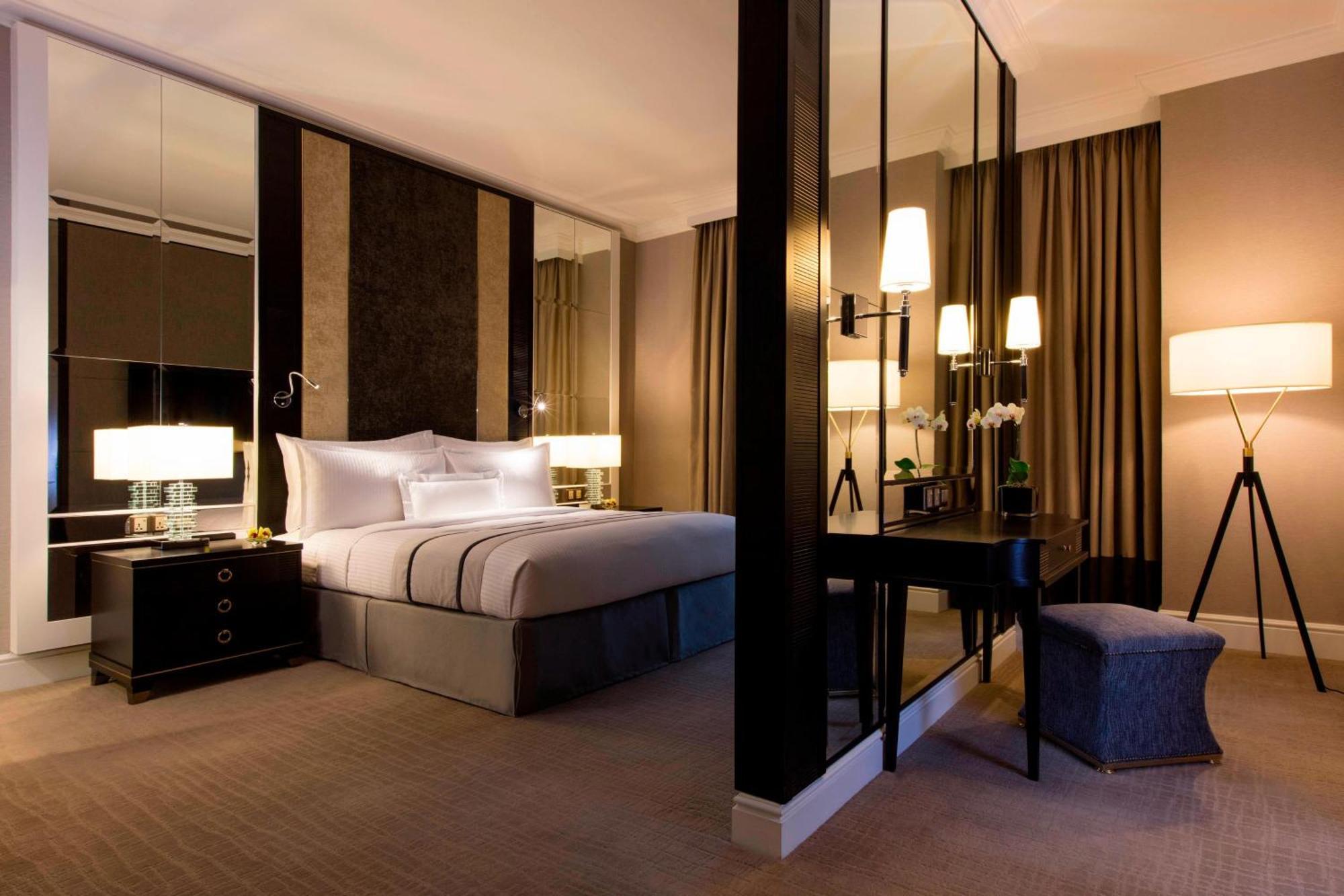 The Ritz-Carlton, Kuala Lumpur Hotell Exteriör bild A bedroom at The Hari