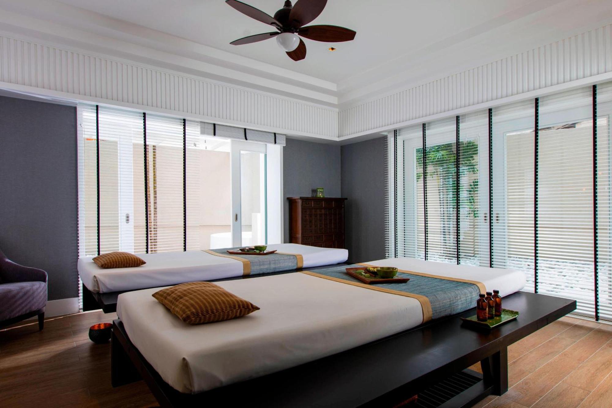 The Ritz-Carlton, Kuala Lumpur Hotell Exteriör bild A massage room at a spa