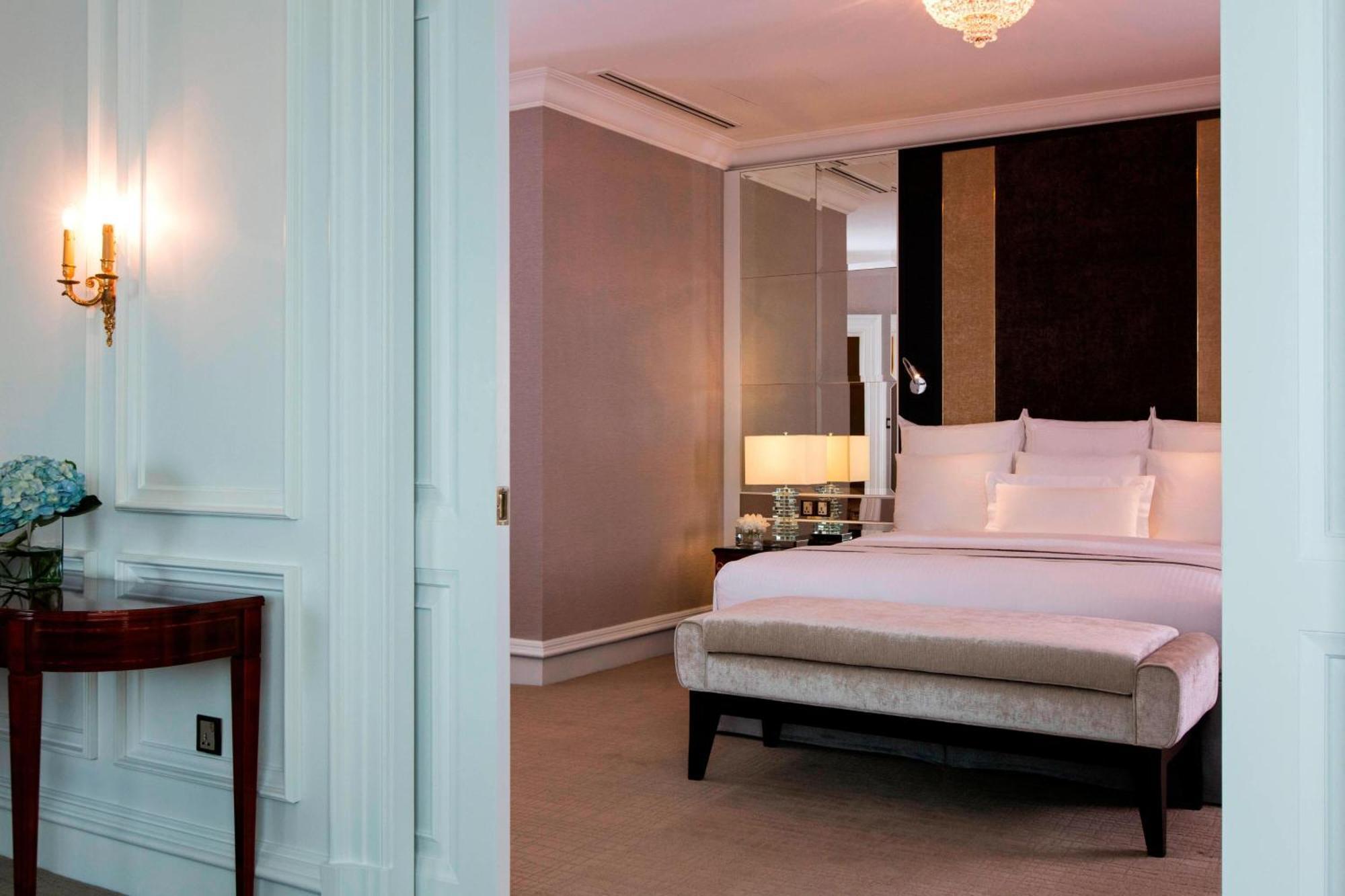The Ritz-Carlton, Kuala Lumpur Hotell Exteriör bild A bedroom at the Mandarin Oriental, Bangkok