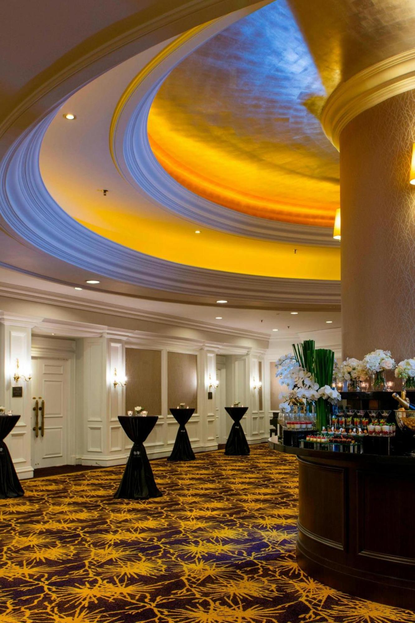 The Ritz-Carlton, Kuala Lumpur Hotell Exteriör bild The lobby of the hotel