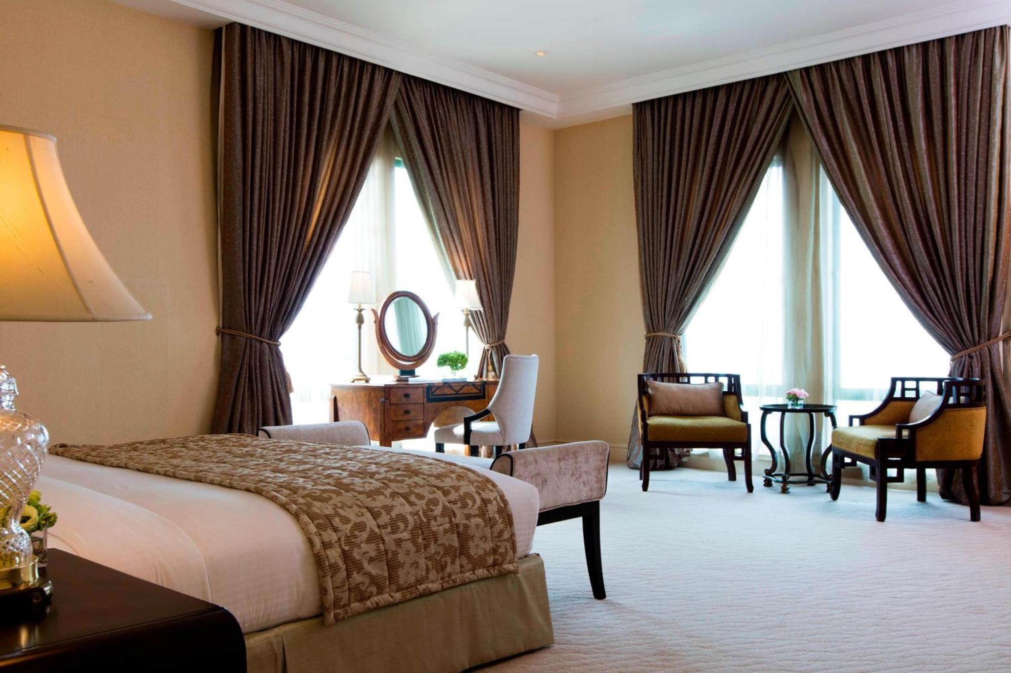 The Ritz-Carlton, Kuala Lumpur Hotell Exteriör bild A bedroom at the Jumeirah Emirates Towers Hotel