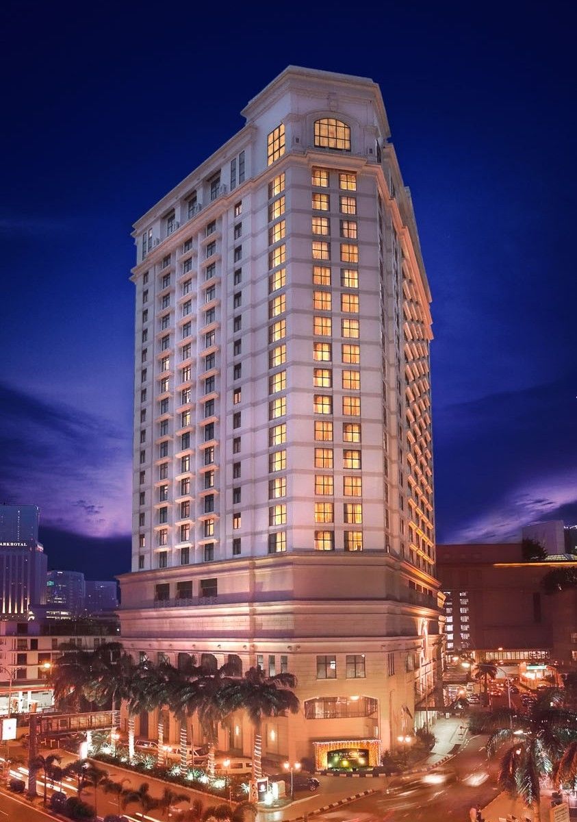 The Ritz-Carlton, Kuala Lumpur Hotell Exteriör bild The hotel at night